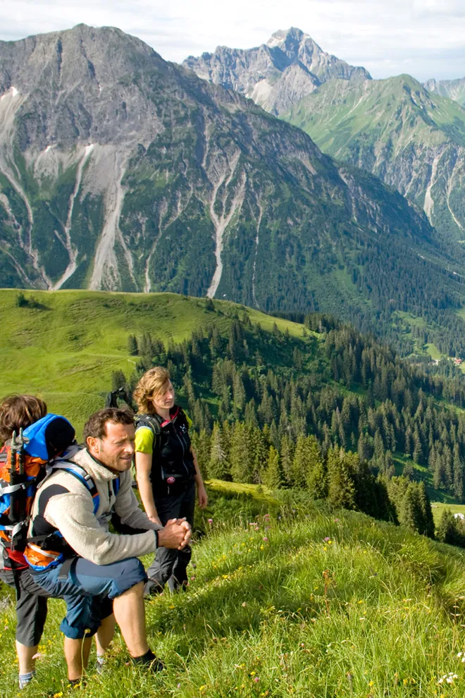Wandern im Kleinwalsertal Wanderer auf Bergtour im Kleinwalsertal
